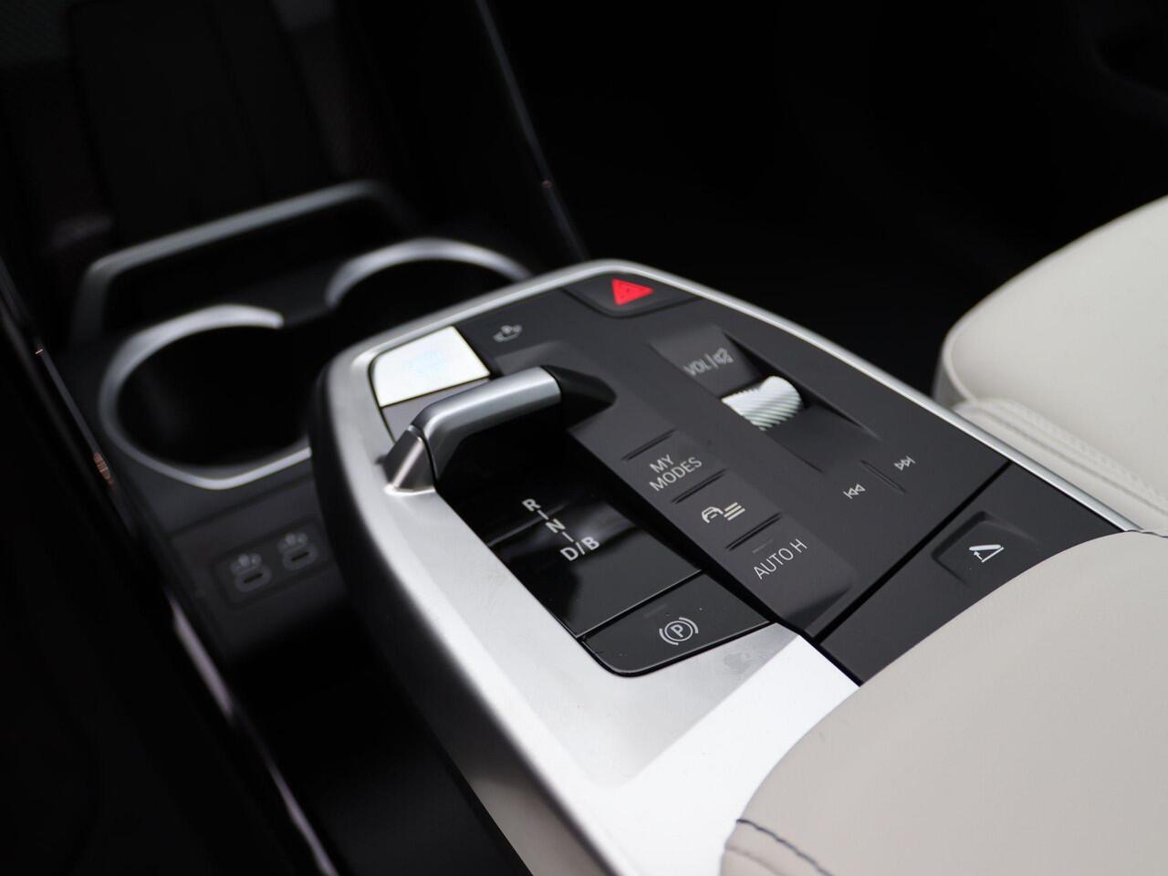 BMW iX1 eDrive20 M Sport Edition | Premium Pack | Comfort Pack | Travel Pack | Trekhaak | Panoramadak | Elektrisch Verstelbare Sportstoelen | Harman Kardon | 19'' | Ekris Selection