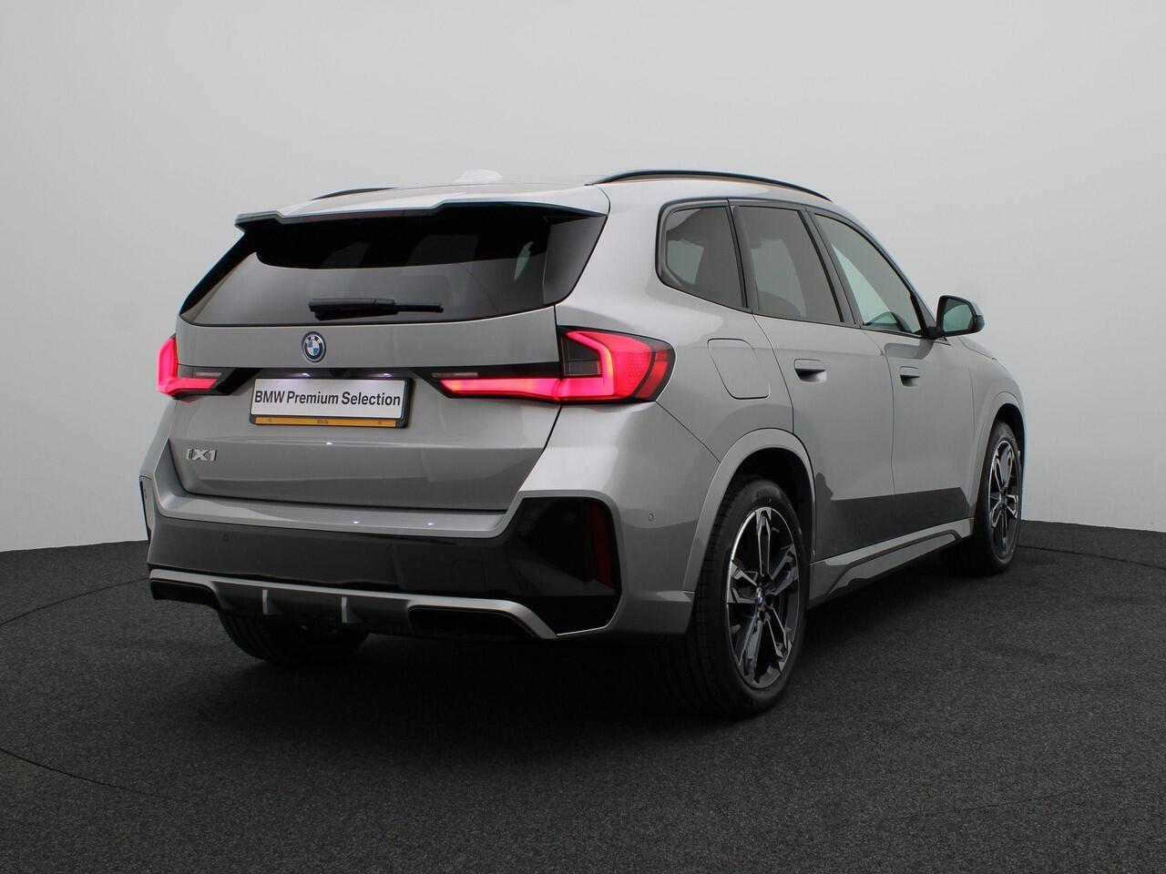 BMW iX1 eDrive20 M Sport Edition | Premium Pack | Comfort Pack | Travel Pack | Trekhaak | Panoramadak | Elektrisch Verstelbare Sportstoelen | Harman Kardon | 19'' | Ekris Selection