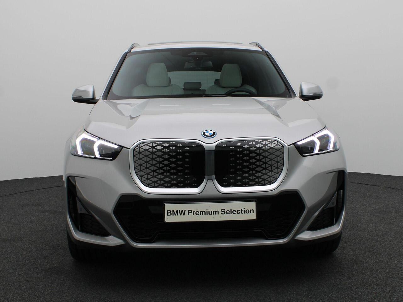 BMW iX1 eDrive20 M Sport Edition | Premium Pack | Comfort Pack | Travel Pack | Trekhaak | Panoramadak | Elektrisch Verstelbare Sportstoelen | Harman Kardon | 19'' | Ekris Selection