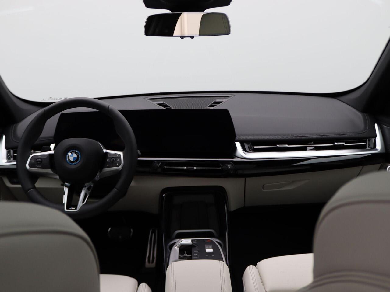 BMW iX1 eDrive20 M Sport Edition | Premium Pack | Comfort Pack | Travel Pack | Trekhaak | Panoramadak | Elektrisch Verstelbare Sportstoelen | Harman Kardon | 19'' | Ekris Selection