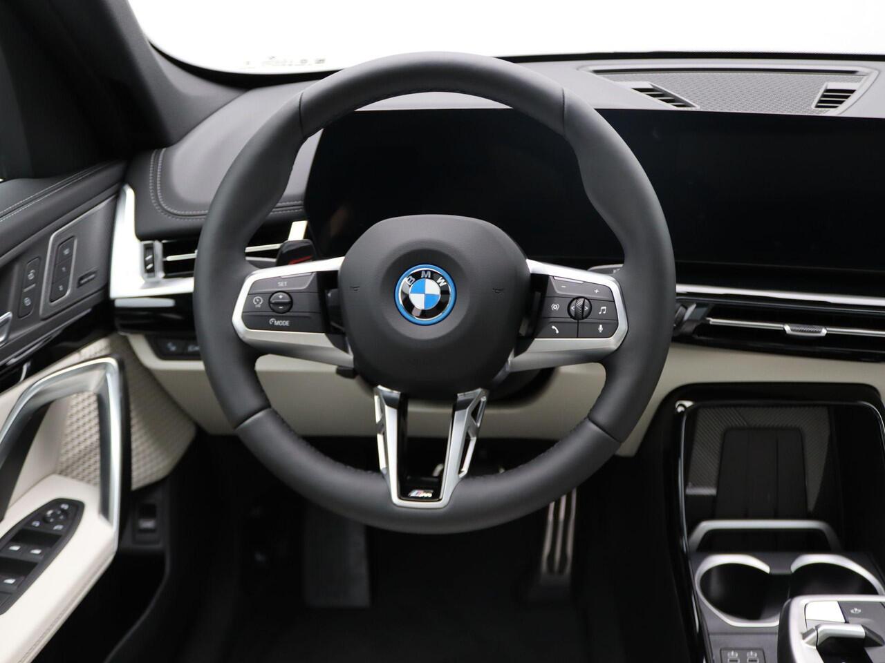 BMW iX1 eDrive20 M Sport Edition | Premium Pack | Comfort Pack | Travel Pack | Trekhaak | Panoramadak | Elektrisch Verstelbare Sportstoelen | Harman Kardon | 19'' | Ekris Selection
