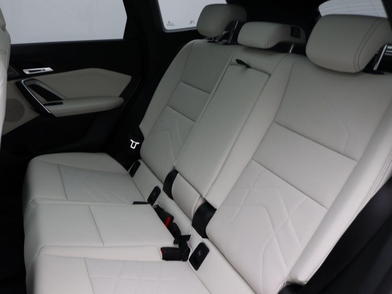 BMW iX1 eDrive20 M Sport Edition | Premium Pack | Comfort Pack | Travel Pack | Trekhaak | Panoramadak | Elektrisch Verstelbare Sportstoelen | Harman Kardon | 19'' | Ekris Selection