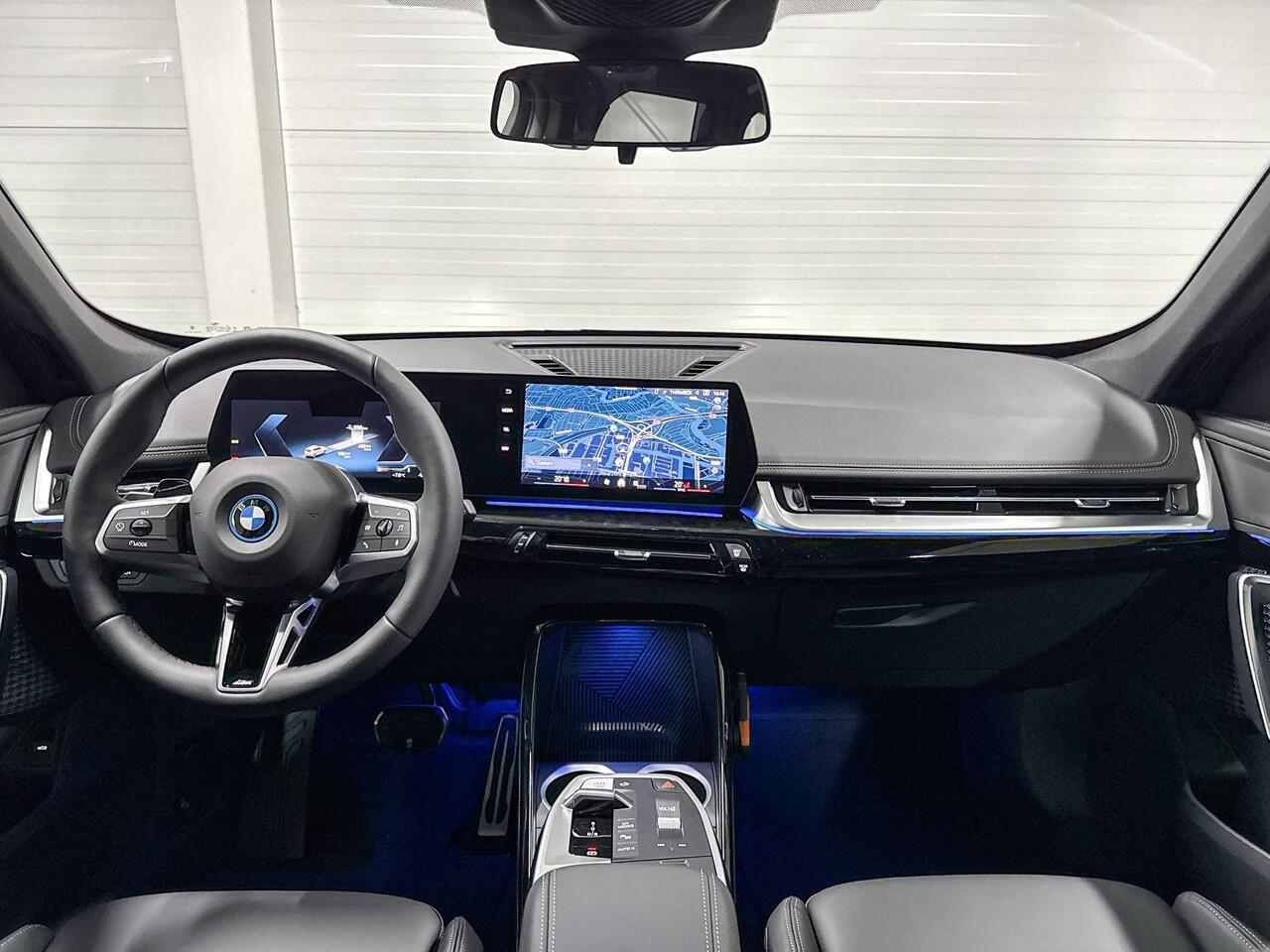 BMW iX1 eDrive20 | M-Sport | Driving Assistant | Parking Assistant | Stoelverwarming | Trekaak