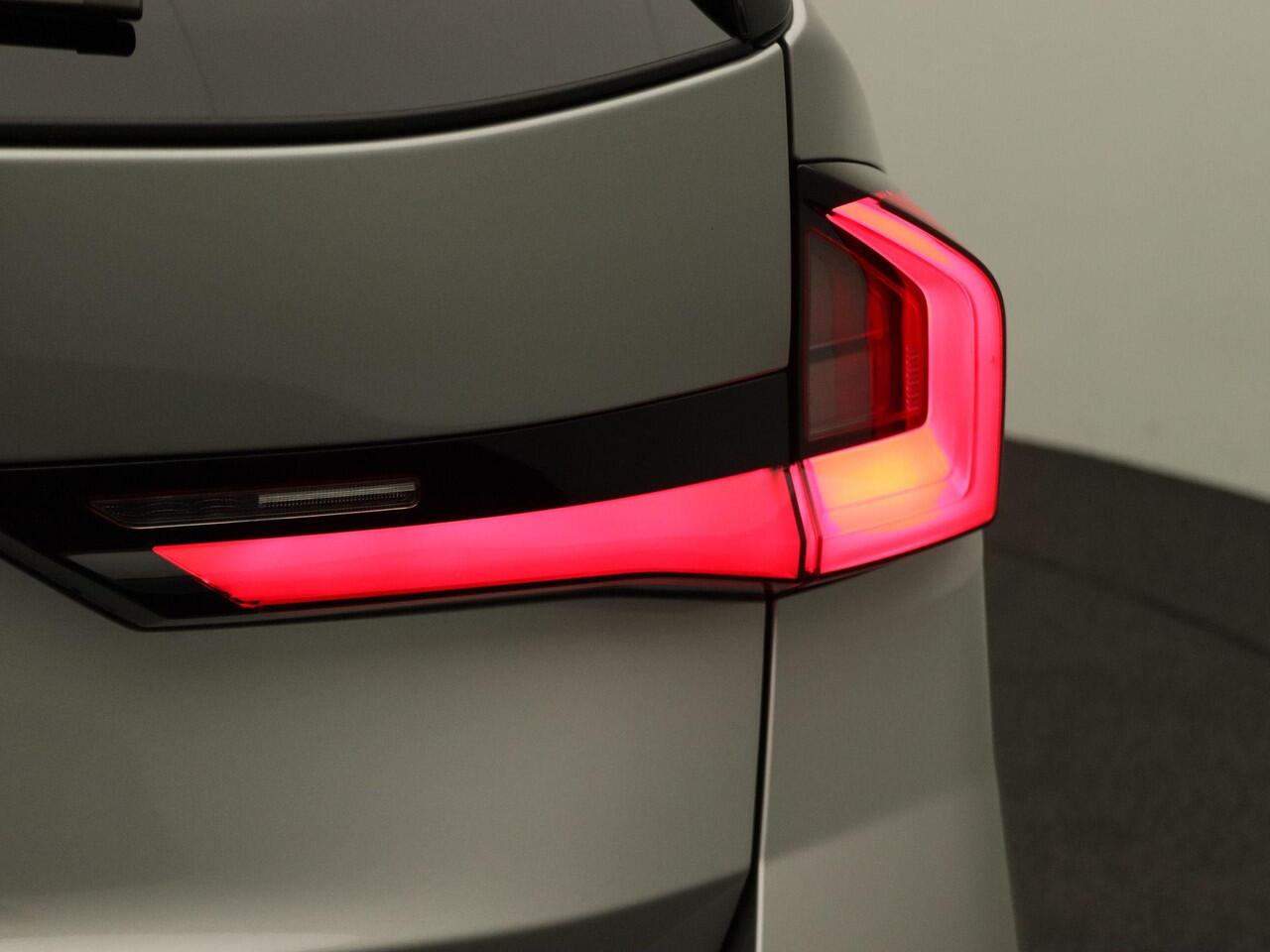 BMW iX1 eDrive20 M Sportpakket Pro | Premium Pack | Comfort Pack | Stuurwielrand Verwarmd | Panoramadak | Elektrisch Verstelbare Sportstoelen | Harman Kardon | 20''