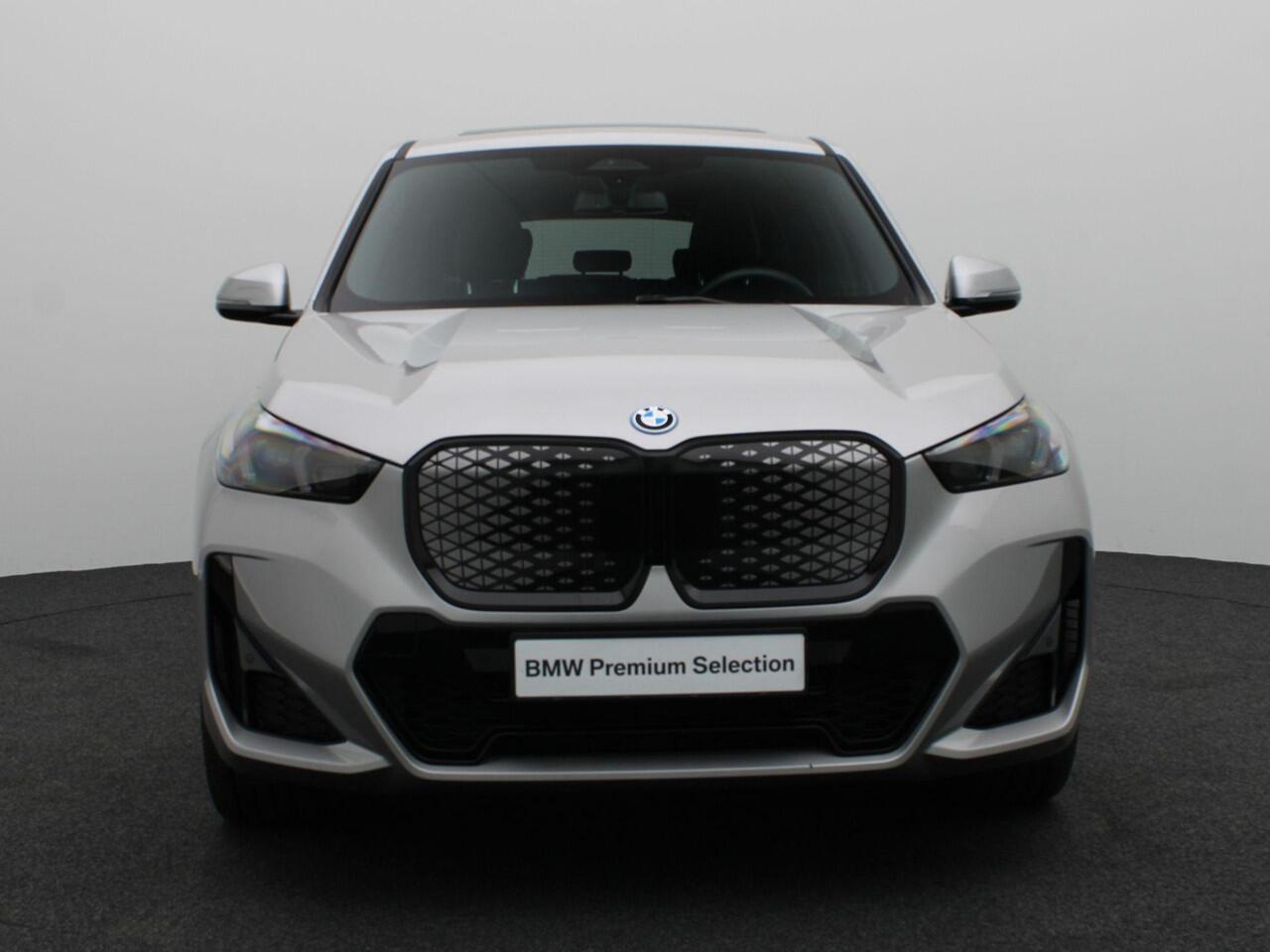 BMW iX1 eDrive20 M Sportpakket Pro | Premium Pack | Comfort Pack | Stuurwielrand Verwarmd | Panoramadak | Elektrisch Verstelbare Sportstoelen | Harman Kardon | 20''