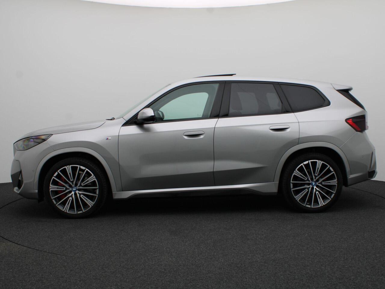 BMW iX1 eDrive20 M Sportpakket Pro | Premium Pack | Comfort Pack | Stuurwielrand Verwarmd | Panoramadak | Elektrisch Verstelbare Sportstoelen | Harman Kardon | 20''