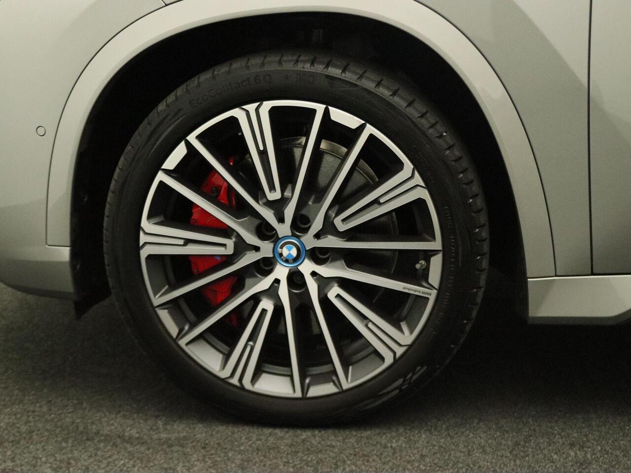 BMW iX1 eDrive20 M Sportpakket Pro | Premium Pack | Comfort Pack | Stuurwielrand Verwarmd | Panoramadak | Elektrisch Verstelbare Sportstoelen | Harman Kardon | 20''