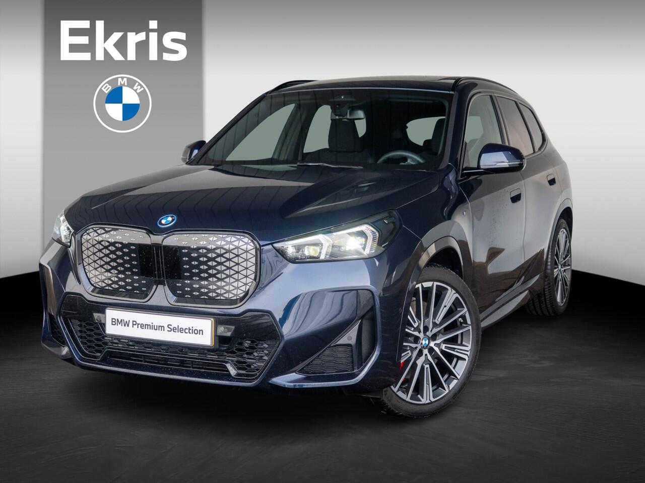 BMW iX1 eDrive20 | M Sportpakket Pro | Travel Pack | Comfort Access | Harman-Kardon | Achteruitrijcamera | Panoramadak | Stoelverwarming | 20''