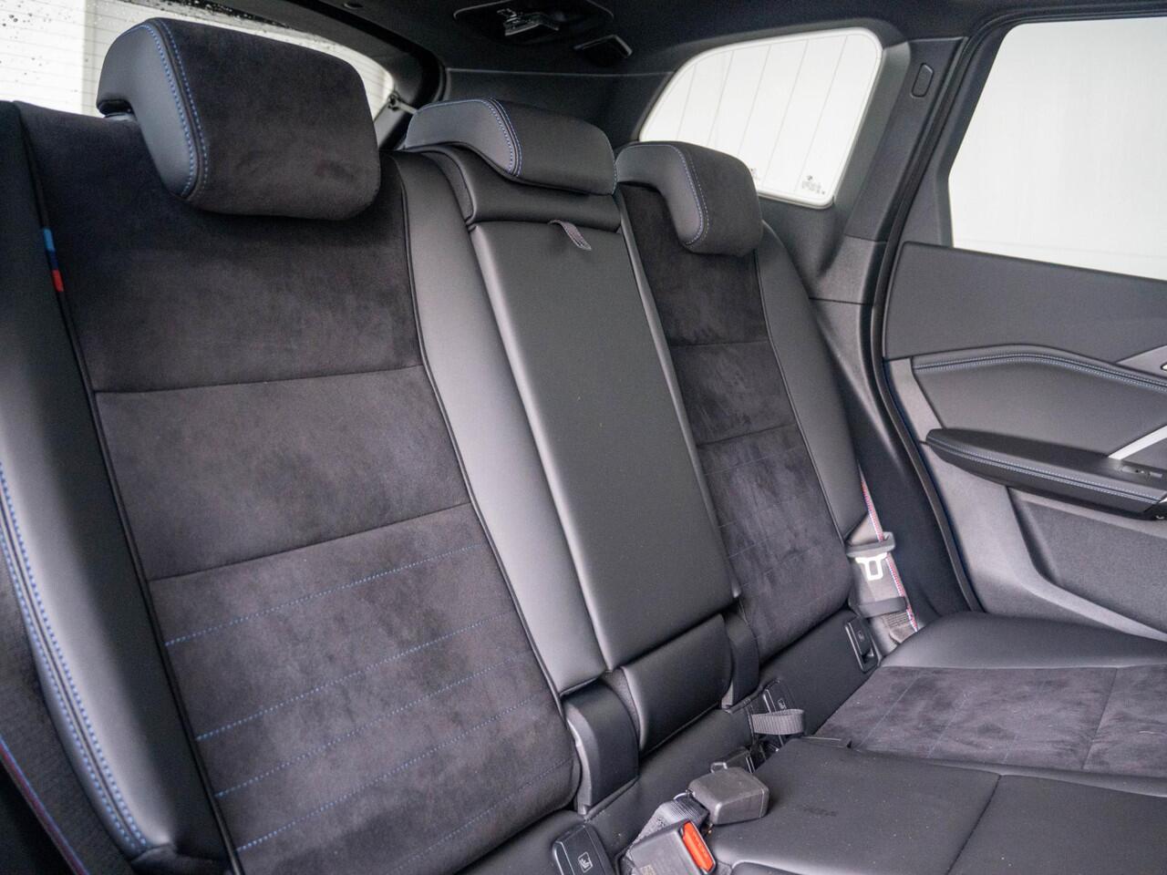 BMW iX1 eDrive20 | M Sportpakket Pro | Travel Pack | Comfort Access | Harman-Kardon | Achteruitrijcamera | Panoramadak | Stoelverwarming | 20''