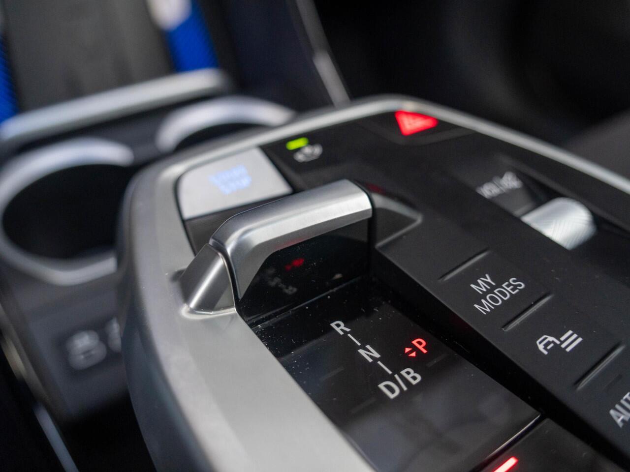 BMW iX1 eDrive20 | M Sportpakket Pro | Travel Pack | Comfort Access | Harman-Kardon | Achteruitrijcamera | Panoramadak | Stoelverwarming | 20''