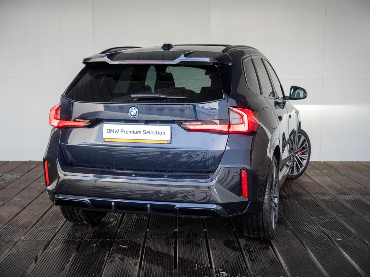 BMW iX1 eDrive20 | M Sportpakket Pro | Travel Pack | Comfort Access | Harman-Kardon | Achteruitrijcamera | Panoramadak | Stoelverwarming | 20''