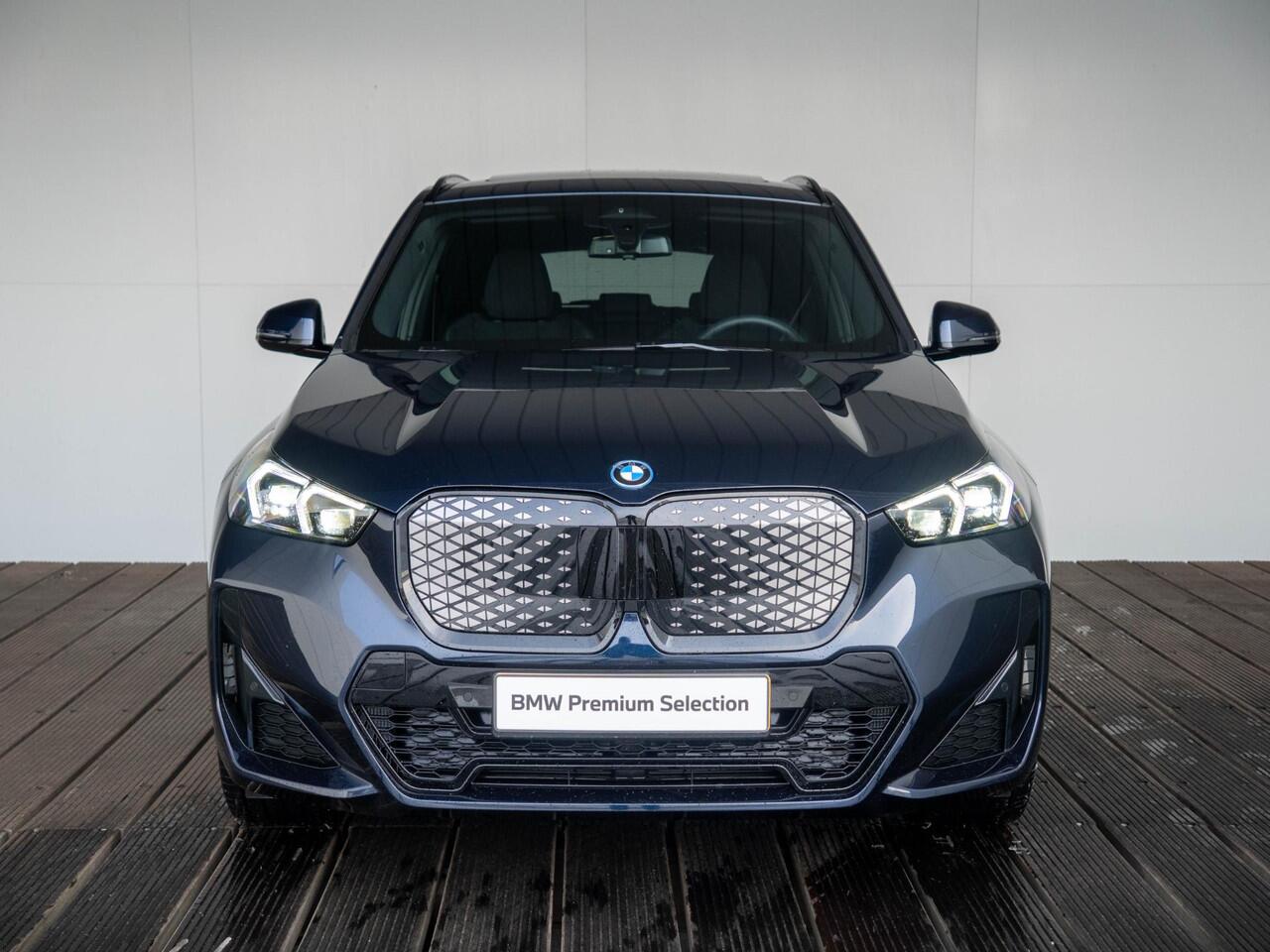 BMW iX1 eDrive20 | M Sportpakket Pro | Travel Pack | Comfort Access | Harman-Kardon | Achteruitrijcamera | Panoramadak | Stoelverwarming | 20''