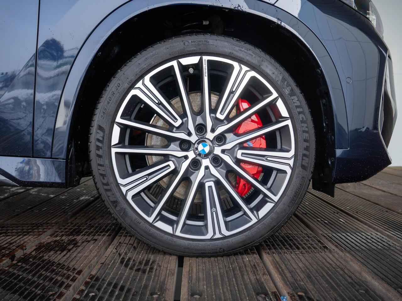 BMW iX1 eDrive20 | M Sportpakket Pro | Travel Pack | Comfort Access | Harman-Kardon | Achteruitrijcamera | Panoramadak | Stoelverwarming | 20''