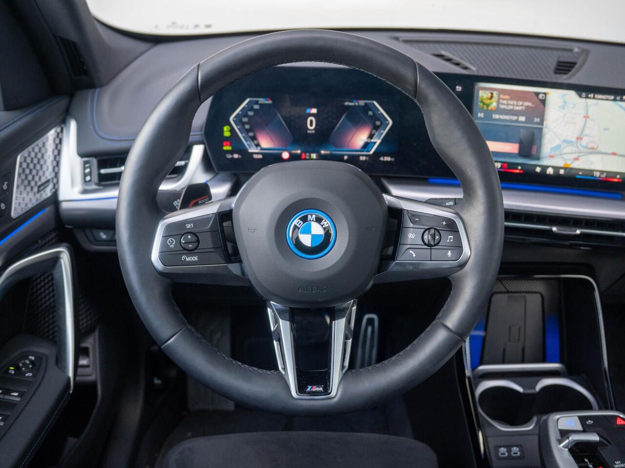 BMW iX1 eDrive20 | M Sportpakket Pro | Travel Pack | Comfort Access | Harman-Kardon | Achteruitrijcamera | Panoramadak | Stoelverwarming | 20''