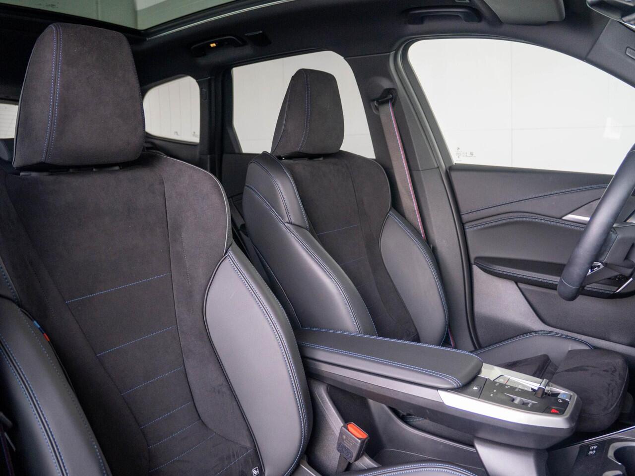 BMW iX1 eDrive20 | M Sportpakket Pro | Travel Pack | Comfort Access | Harman-Kardon | Achteruitrijcamera | Panoramadak | Stoelverwarming | 20''