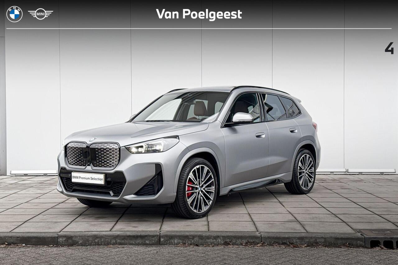 BMW iX1 eDrive20 M-Sport Pro 20 Inch / Stuurwielrand Verwarming / Comfort Acces / Glazen Dak / Electrisch verstelbare Voorstoelen / Stoelverwarming / Adaptieve Led / Driving Assistant Plus / Parking Assistant Plus / Head Up / Harman Kardon /