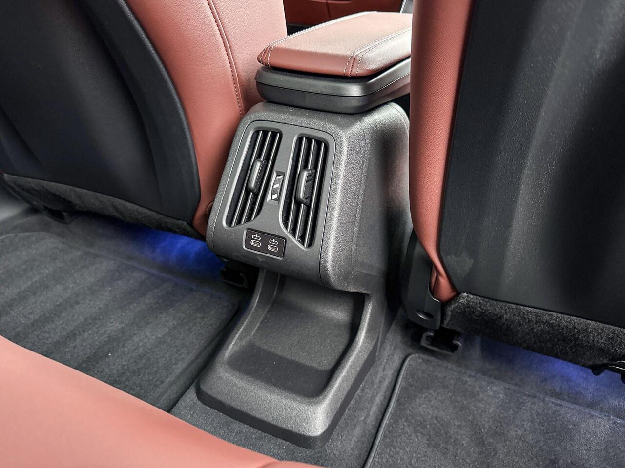 BMW iX1 eDrive20 M-Sport Pro 20 Inch / Stuurwielrand Verwarming / Comfort Acces / Glazen Dak / Electrisch verstelbare Voorstoelen / Stoelverwarming / Adaptieve Led / Driving Assistant Plus / Parking Assistant Plus / Head Up / Harman Kardon /