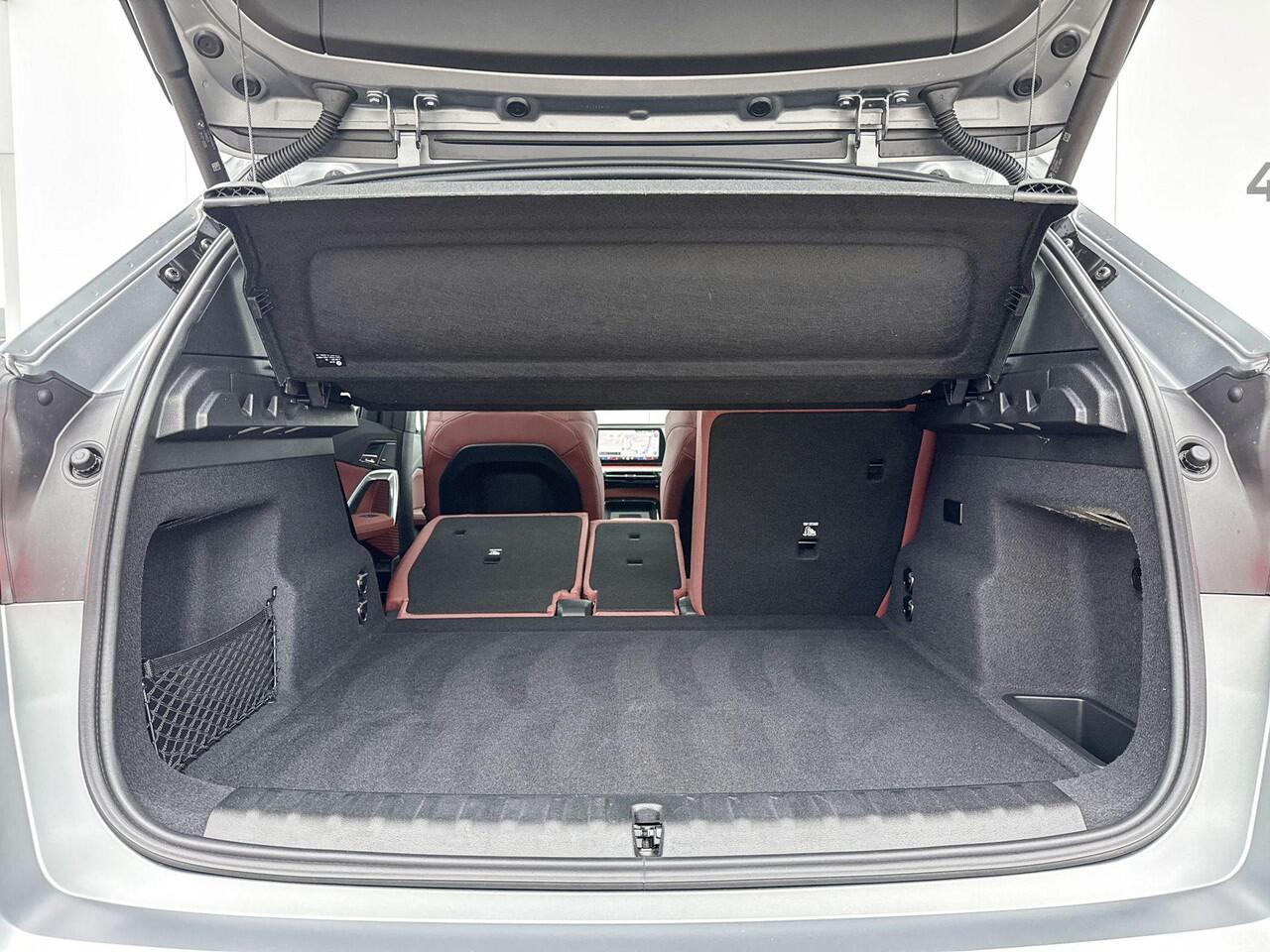 BMW iX1 eDrive20 M-Sport Pro 20 Inch / Stuurwielrand Verwarming / Comfort Acces / Glazen Dak / Electrisch verstelbare Voorstoelen / Stoelverwarming / Adaptieve Led / Driving Assistant Plus / Parking Assistant Plus / Head Up / Harman Kardon /