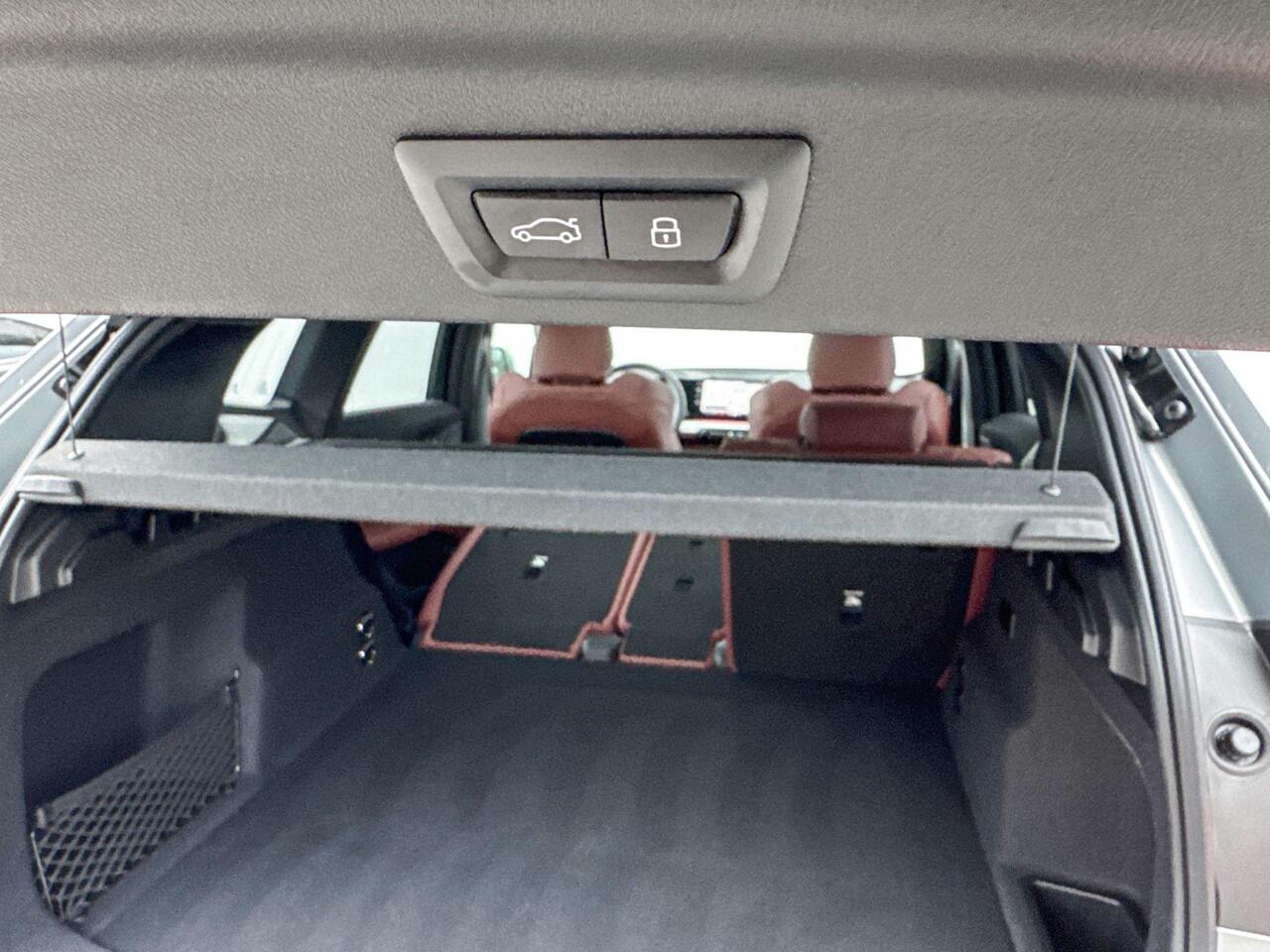 BMW iX1 eDrive20 M-Sport Pro 20 Inch / Stuurwielrand Verwarming / Comfort Acces / Glazen Dak / Electrisch verstelbare Voorstoelen / Stoelverwarming / Adaptieve Led / Driving Assistant Plus / Parking Assistant Plus / Head Up / Harman Kardon /
