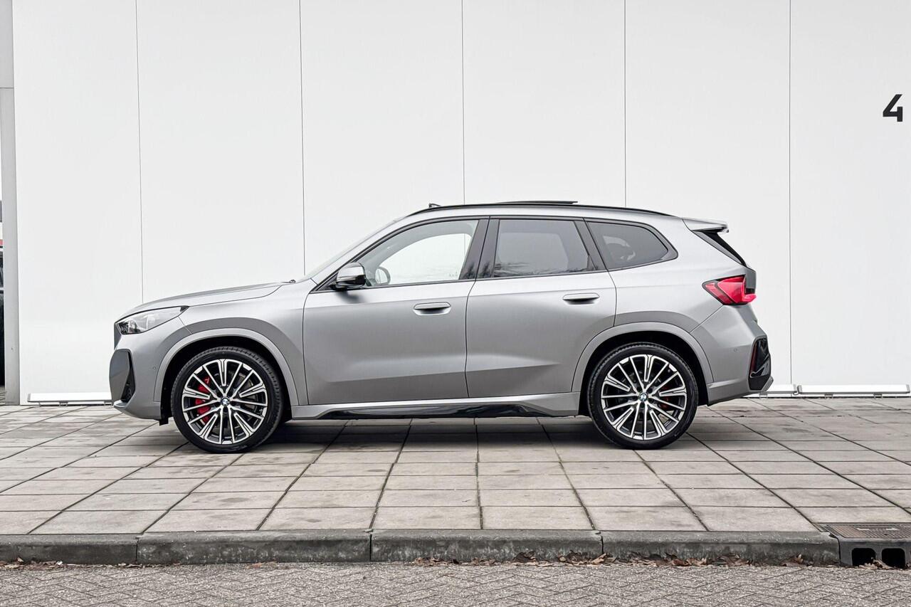 BMW iX1 eDrive20 M-Sport Pro 20 Inch / Stuurwielrand Verwarming / Comfort Acces / Glazen Dak / Electrisch verstelbare Voorstoelen / Stoelverwarming / Adaptieve Led / Driving Assistant Plus / Parking Assistant Plus / Head Up / Harman Kardon /