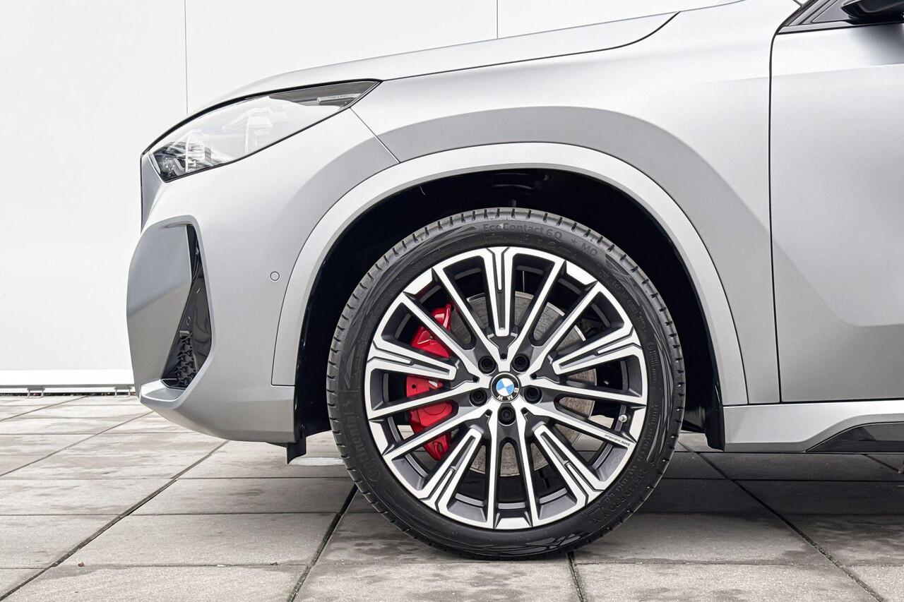 BMW iX1 eDrive20 M-Sport Pro 20 Inch / Stuurwielrand Verwarming / Comfort Acces / Glazen Dak / Electrisch verstelbare Voorstoelen / Stoelverwarming / Adaptieve Led / Driving Assistant Plus / Parking Assistant Plus / Head Up / Harman Kardon /