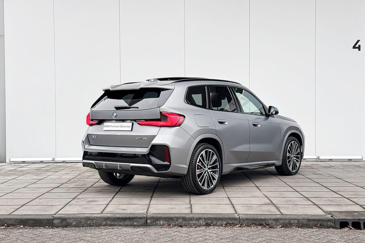 BMW iX1 eDrive20 M-Sport Pro 20 Inch / Stuurwielrand Verwarming / Comfort Acces / Glazen Dak / Electrisch verstelbare Voorstoelen / Stoelverwarming / Adaptieve Led / Driving Assistant Plus / Parking Assistant Plus / Head Up / Harman Kardon /