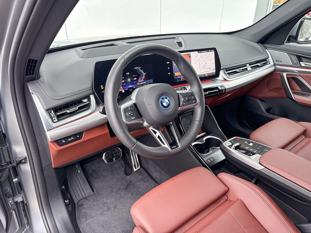 BMW iX1 eDrive20 M-Sport Pro 20 Inch / Stuurwielrand Verwarming / Comfort Acces / Glazen Dak / Electrisch verstelbare Voorstoelen / Stoelverwarming / Adaptieve Led / Driving Assistant Plus / Parking Assistant Plus / Head Up / Harman Kardon /