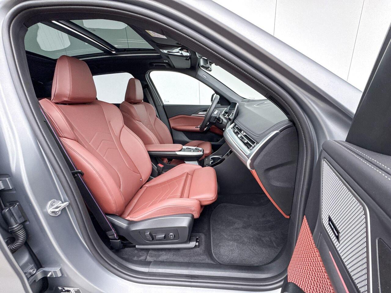 BMW iX1 eDrive20 M-Sport Pro 20 Inch / Stuurwielrand Verwarming / Comfort Acces / Glazen Dak / Electrisch verstelbare Voorstoelen / Stoelverwarming / Adaptieve Led / Driving Assistant Plus / Parking Assistant Plus / Head Up / Harman Kardon /