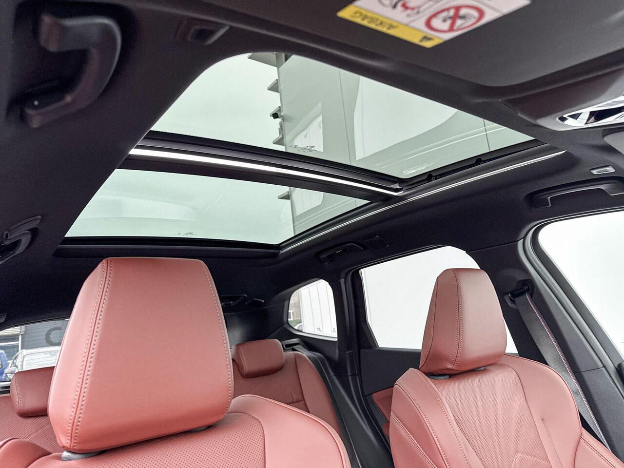 BMW iX1 eDrive20 M-Sport Pro 20 Inch / Stuurwielrand Verwarming / Comfort Acces / Glazen Dak / Electrisch verstelbare Voorstoelen / Stoelverwarming / Adaptieve Led / Driving Assistant Plus / Parking Assistant Plus / Head Up / Harman Kardon /