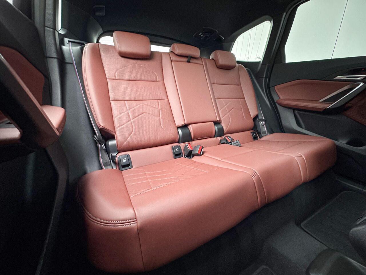 BMW iX1 eDrive20 M-Sport Pro 20 Inch / Stuurwielrand Verwarming / Comfort Acces / Glazen Dak / Electrisch verstelbare Voorstoelen / Stoelverwarming / Adaptieve Led / Driving Assistant Plus / Parking Assistant Plus / Head Up / Harman Kardon /