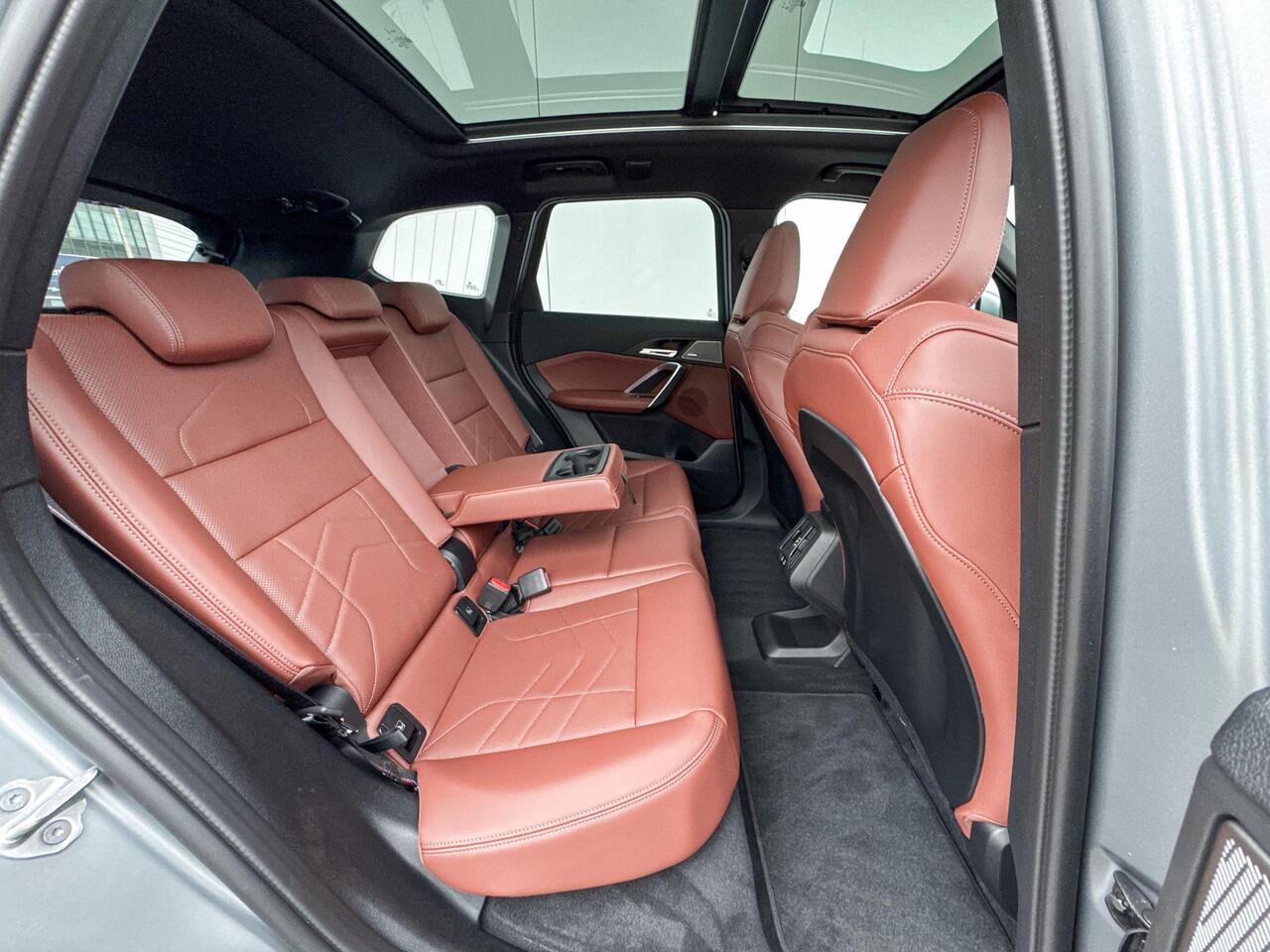 BMW iX1 eDrive20 M-Sport Pro 20 Inch / Stuurwielrand Verwarming / Comfort Acces / Glazen Dak / Electrisch verstelbare Voorstoelen / Stoelverwarming / Adaptieve Led / Driving Assistant Plus / Parking Assistant Plus / Head Up / Harman Kardon /