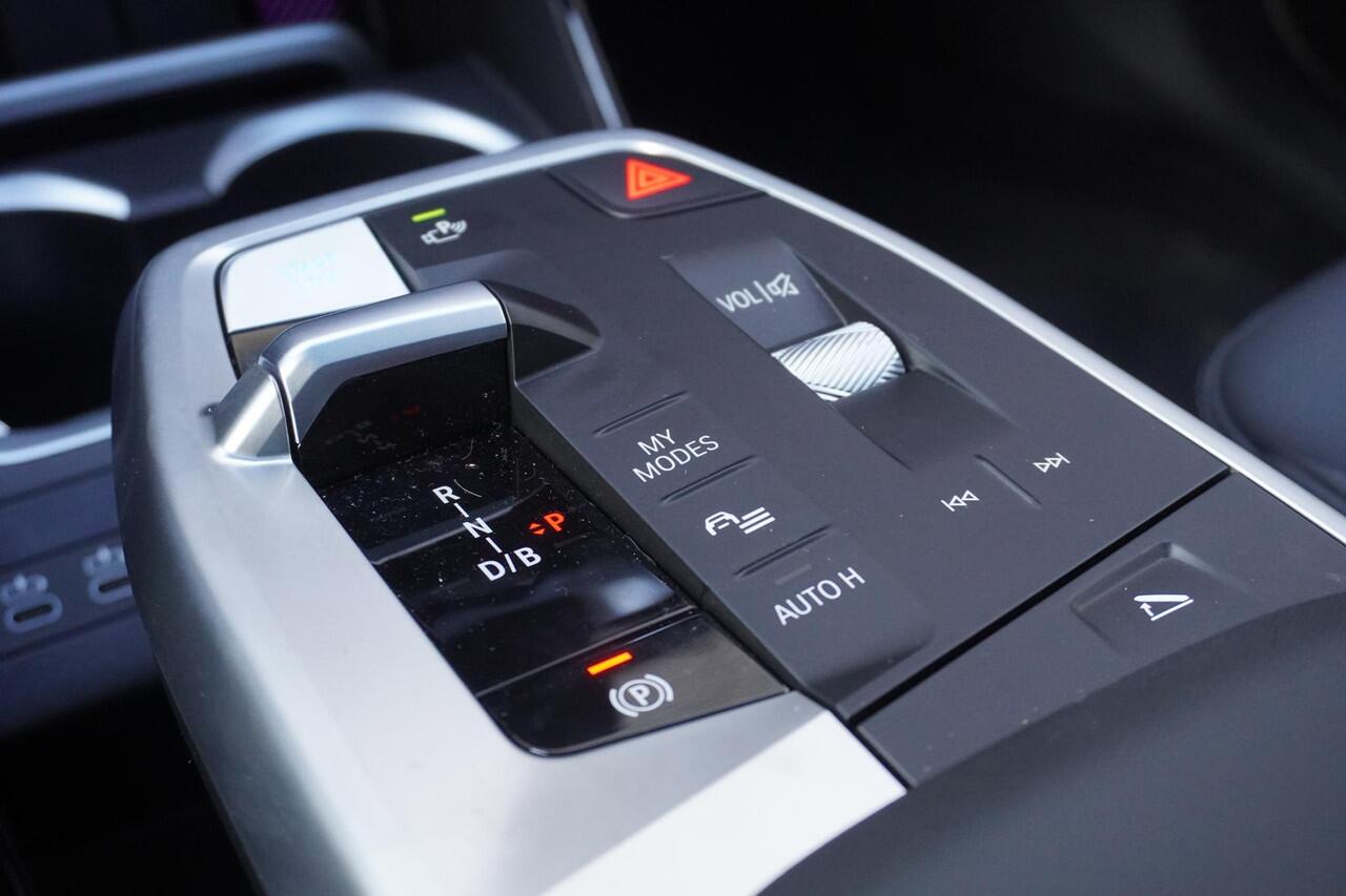 BMW iX1 eDrive20 M Sportpakket | Premium Pack | Comfort Pack | Trekhaak met elektrisch wegklapbare kogel | Glazen panoramadak | Harman-Kardon sound system | Ekris Selection