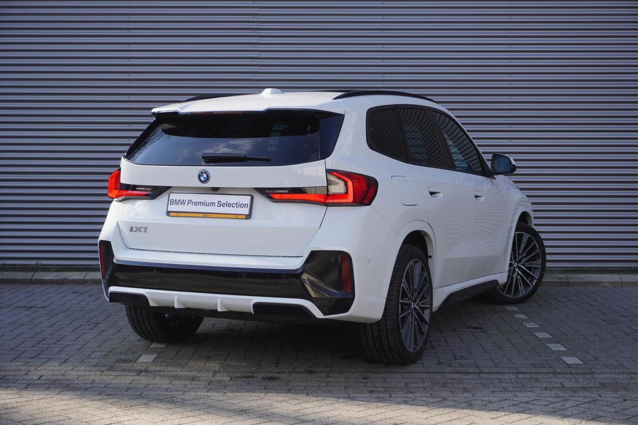 BMW iX1 eDrive20 M Sportpakket | Premium Pack | Comfort Pack | Trekhaak met elektrisch wegklapbare kogel | Glazen panoramadak | Harman-Kardon sound system | Ekris Selection