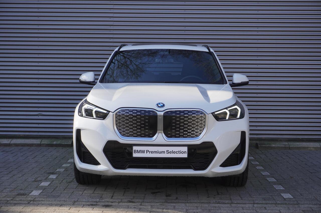BMW iX1 eDrive20 M Sportpakket | Premium Pack | Comfort Pack | Trekhaak met elektrisch wegklapbare kogel | Glazen panoramadak | Harman-Kardon sound system | Ekris Selection
