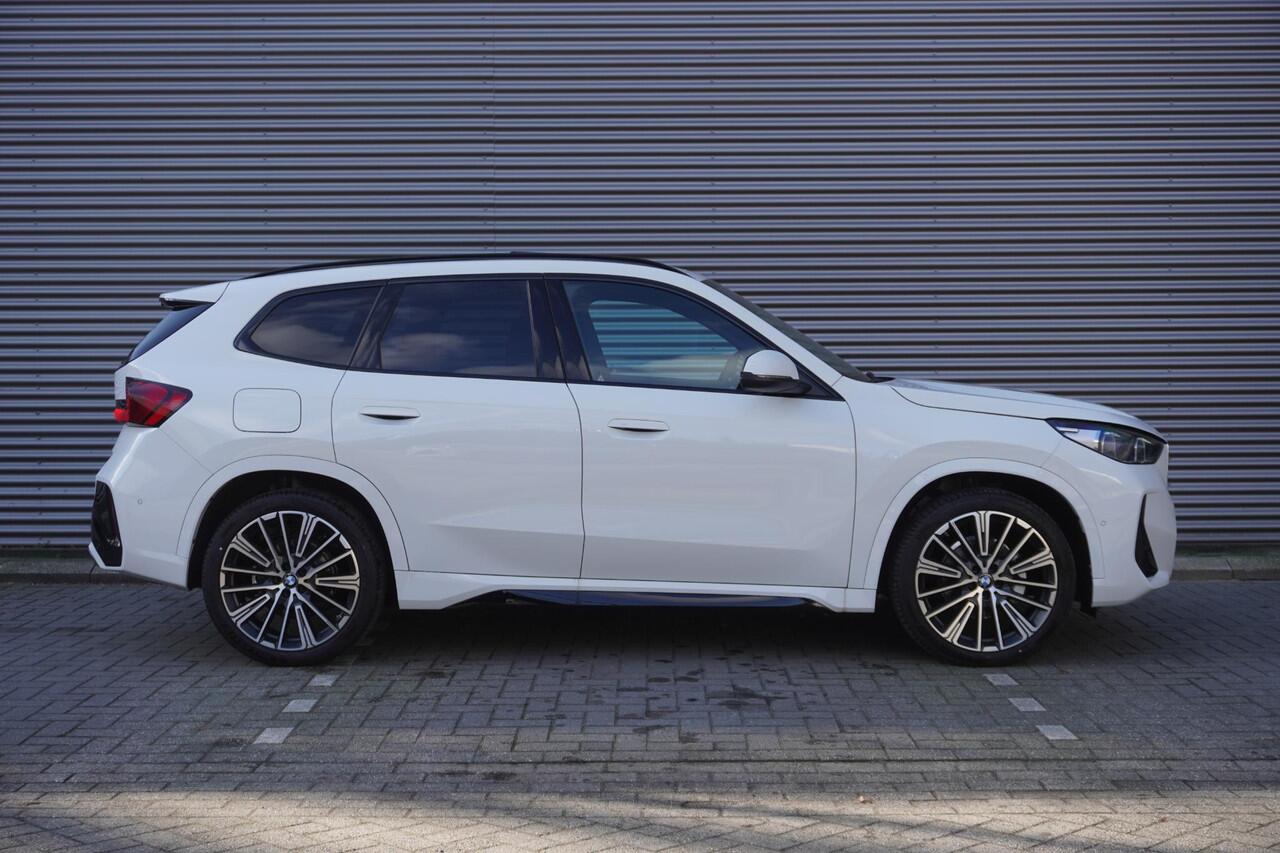 BMW iX1 eDrive20 M Sportpakket | Premium Pack | Comfort Pack | Trekhaak met elektrisch wegklapbare kogel | Glazen panoramadak | Harman-Kardon sound system | Ekris Selection