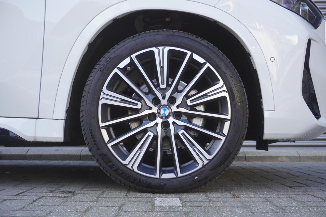 BMW iX1 eDrive20 M Sportpakket | Premium Pack | Comfort Pack | Trekhaak met elektrisch wegklapbare kogel | Glazen panoramadak | Harman-Kardon sound system | Ekris Selection