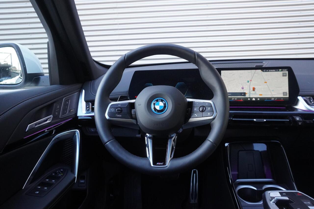 BMW iX1 eDrive20 M Sportpakket | Premium Pack | Comfort Pack | Trekhaak met elektrisch wegklapbare kogel | Glazen panoramadak | Harman-Kardon sound system | Ekris Selection