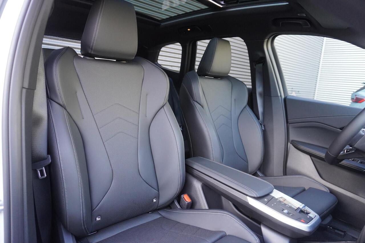 BMW iX1 eDrive20 M Sportpakket | Premium Pack | Comfort Pack | Trekhaak met elektrisch wegklapbare kogel | Glazen panoramadak | Harman-Kardon sound system | Ekris Selection