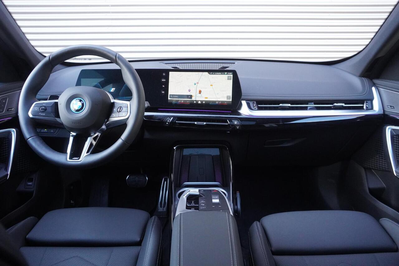 BMW iX1 eDrive20 M Sportpakket | Premium Pack | Comfort Pack | Trekhaak met elektrisch wegklapbare kogel | Glazen panoramadak | Harman-Kardon sound system | Ekris Selection