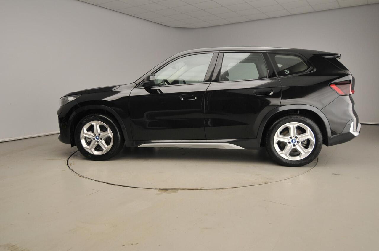 BMW iX1 xDrive30 | LED | Leder | HUD | Active cruise | Sportstoelen | Elektr. zetels | DAB | Harman-kardon sound | Alu 18 inch