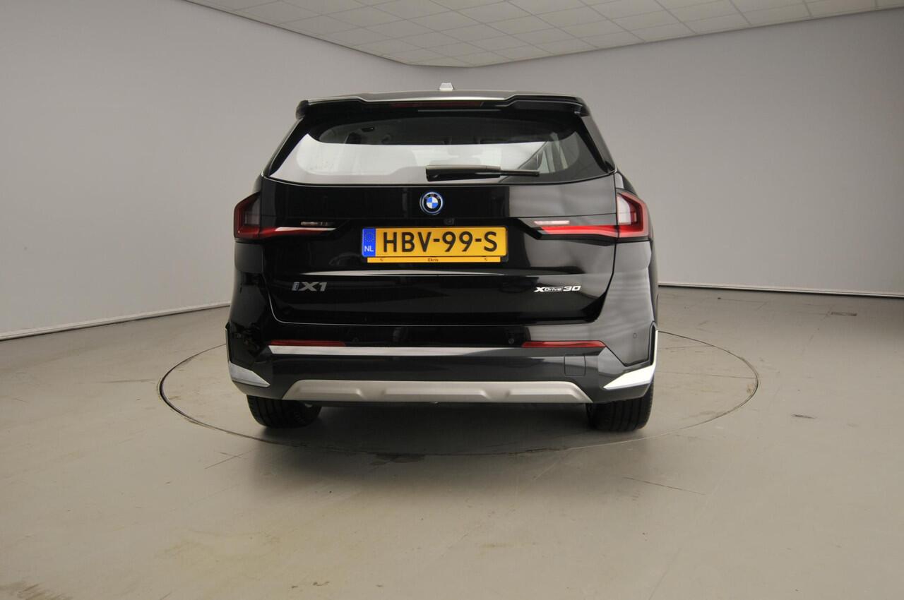 BMW iX1 xDrive30 | LED | Leder | HUD | Active cruise | Sportstoelen | Elektr. zetels | DAB | Harman-kardon sound | Alu 18 inch