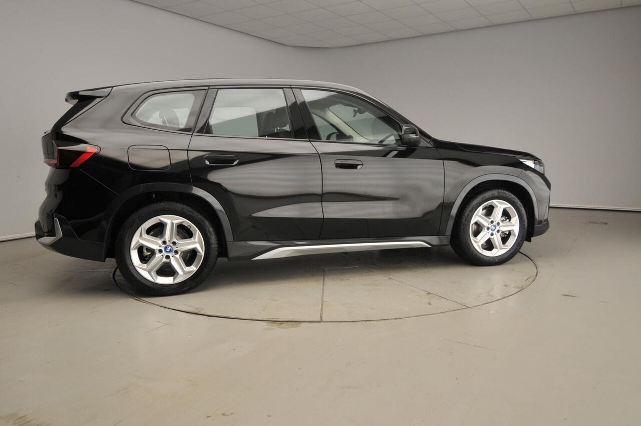 BMW iX1 xDrive30 | LED | Leder | HUD | Active cruise | Sportstoelen | Elektr. zetels | DAB | Harman-kardon sound | Alu 18 inch