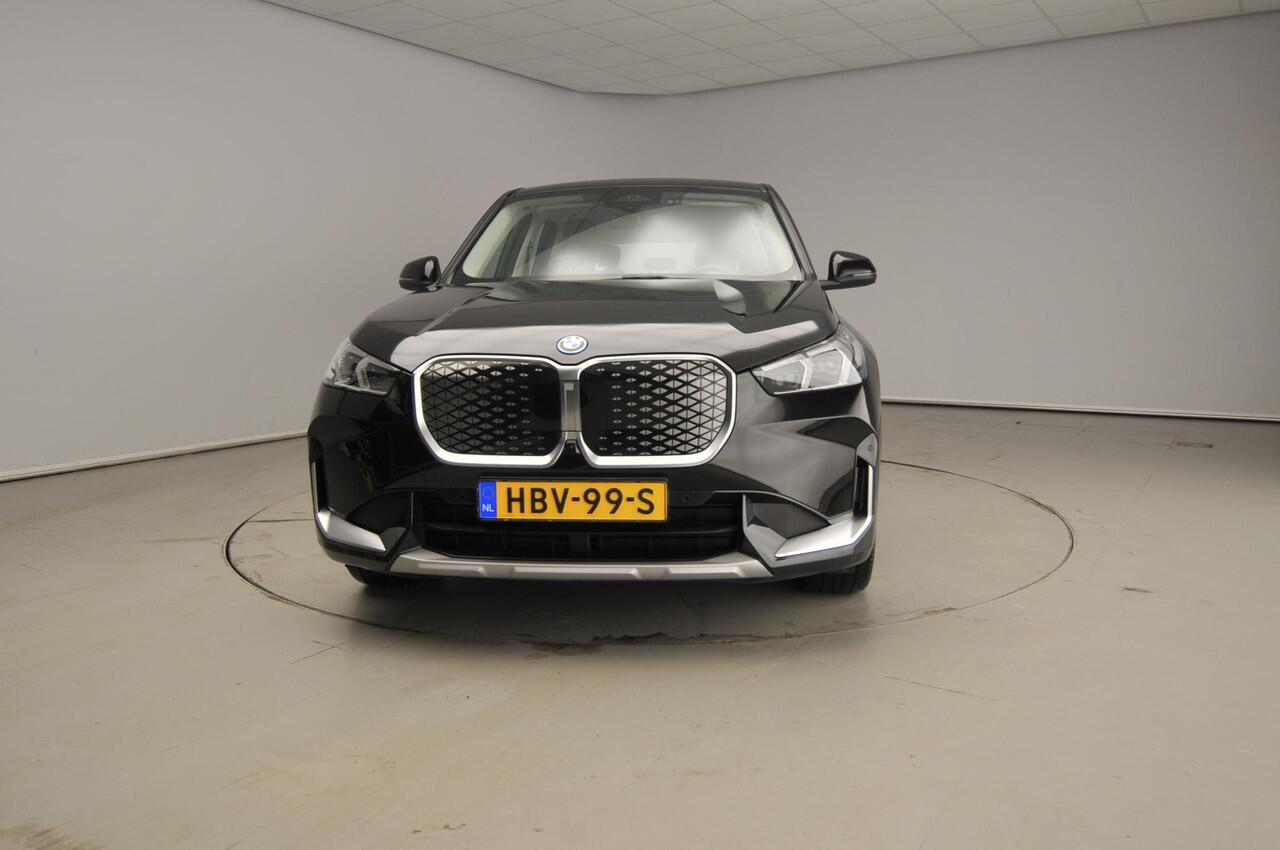 BMW iX1 xDrive30 | LED | Leder | HUD | Active cruise | Sportstoelen | Elektr. zetels | DAB | Harman-kardon sound | Alu 18 inch