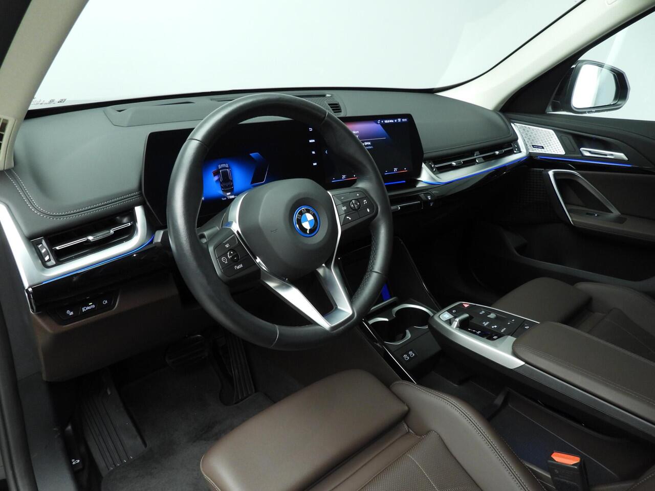 BMW iX1 xDrive30 | LED | Leder | HUD | Active cruise | Sportstoelen | Elektr. zetels | DAB | Harman-kardon sound | Alu 18 inch