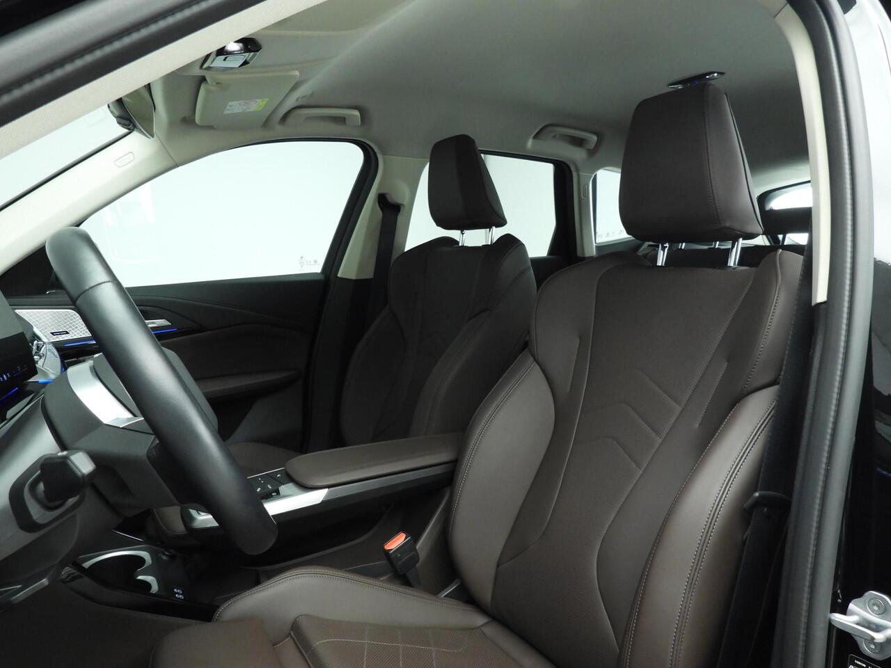 BMW iX1 xDrive30 | LED | Leder | HUD | Active cruise | Sportstoelen | Elektr. zetels | DAB | Harman-kardon sound | Alu 18 inch