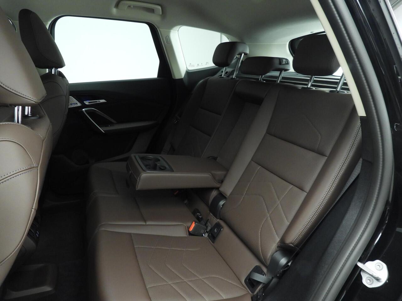 BMW iX1 xDrive30 | LED | Leder | HUD | Active cruise | Sportstoelen | Elektr. zetels | DAB | Harman-kardon sound | Alu 18 inch