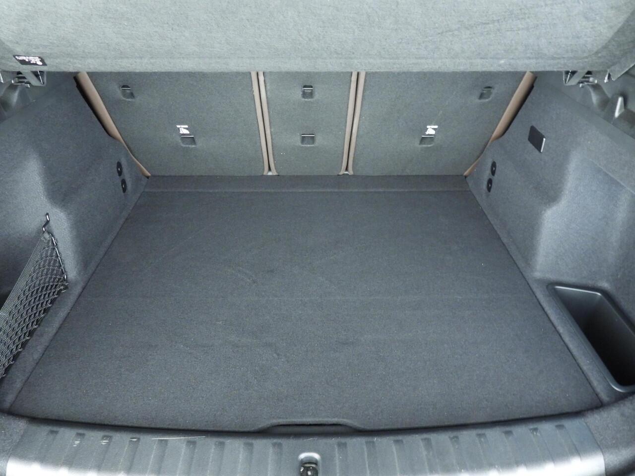 BMW iX1 xDrive30 | LED | Leder | HUD | Active cruise | Sportstoelen | Elektr. zetels | DAB | Harman-kardon sound | Alu 18 inch