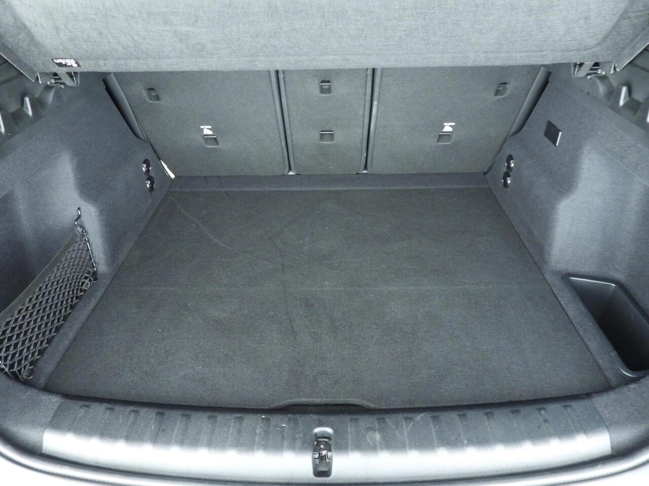 BMW iX1 eDrive20 | M-Sportpakket | LED | Navigatie | Schuifdak | Trekhaak | Elektr. zetels | DAB | Harman-kardon sound | Alu 18 inch