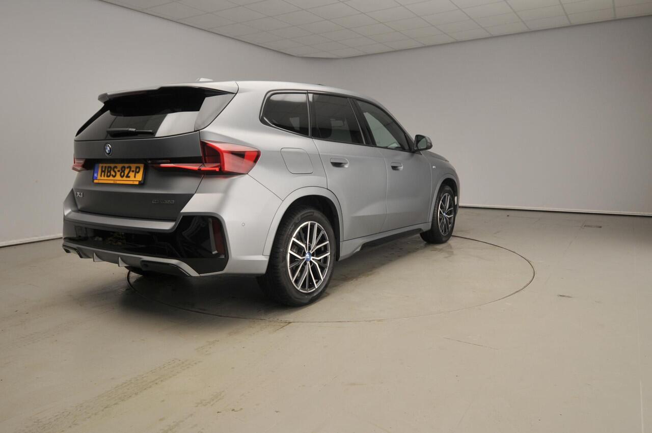 BMW iX1 eDrive20 | M-Sportpakket | LED | Navigatie | Schuifdak | Trekhaak | Elektr. zetels | DAB | Harman-kardon sound | Alu 18 inch