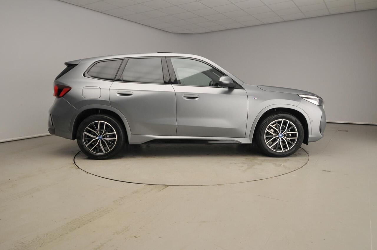 BMW iX1 eDrive20 | M-Sportpakket | LED | Navigatie | Schuifdak | Trekhaak | Elektr. zetels | DAB | Harman-kardon sound | Alu 18 inch